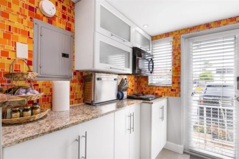 Condo in Miami Beach, Florida  № 1711179 - photo 5