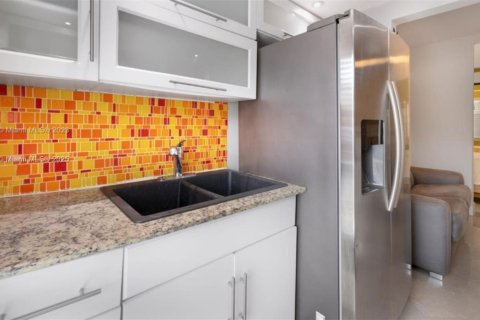 Condo in Miami Beach, Florida  № 1711179 - photo 4