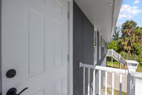 Immobilier commercial à vendre à Port Charlotte, Floride: 4 chambres, 176.89 m2 № 2233406 - photo 8