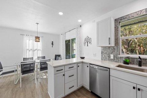 Immobilier commercial à vendre à Port Charlotte, Floride: 4 chambres, 176.89 m2 № 2233406 - photo 10