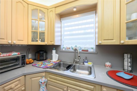 Villa ou maison à vendre à Miami, Floride: 4 chambres, 148.27 m2 № 1994280 - photo 14