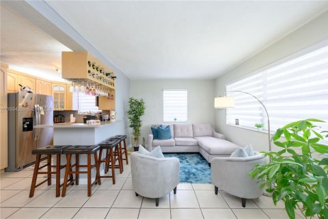 Villa ou maison à vendre à Miami, Floride: 4 chambres, 148.27 m2 № 1994280 - photo 8