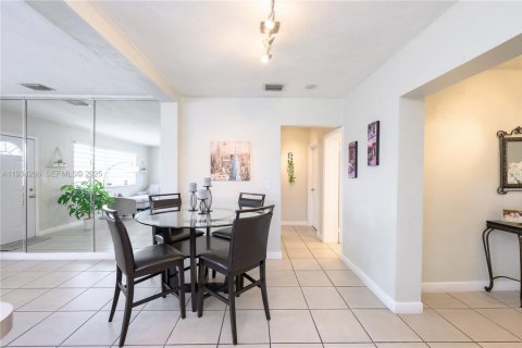Villa ou maison à vendre à Miami, Floride: 4 chambres, 148.27 m2 № 1994280 - photo 16