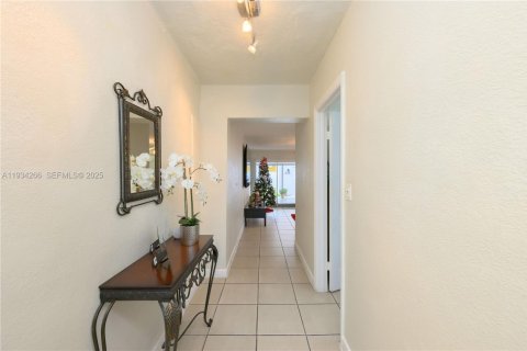 Villa ou maison à vendre à Miami, Floride: 4 chambres, 148.27 m2 № 1994280 - photo 17