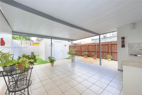 Villa ou maison à vendre à Miami, Floride: 4 chambres, 148.27 m2 № 1994280 - photo 25