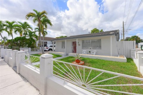 Villa ou maison à vendre à Miami, Floride: 4 chambres, 148.27 m2 № 1994280 - photo 3