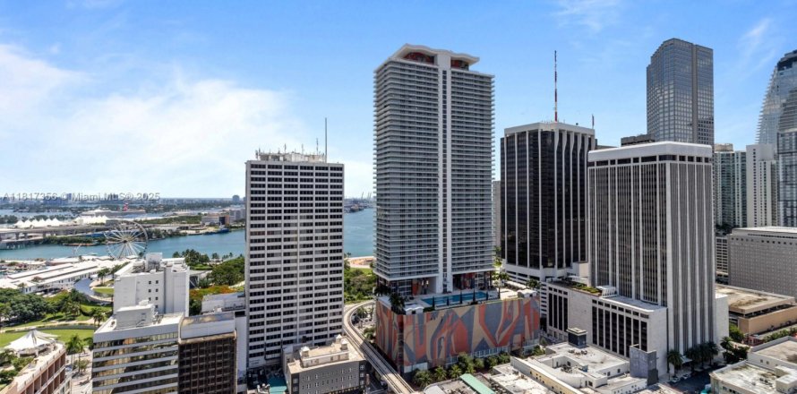Кондоминиум с 2 спальнями в Майами, Флорида № 1957821