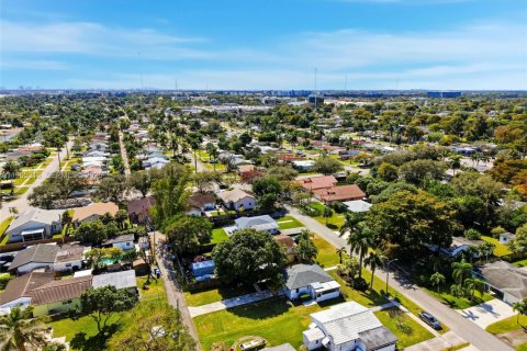 House in Hollywood, Florida 2 bedrooms, 84.45 sq.m. № 2027136 - photo 26