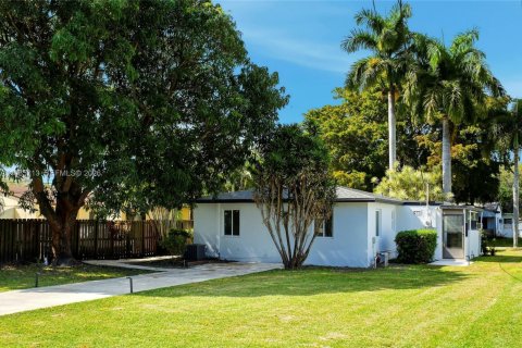 House in Hollywood, Florida 2 bedrooms, 84.45 sq.m. № 2027136 - photo 12