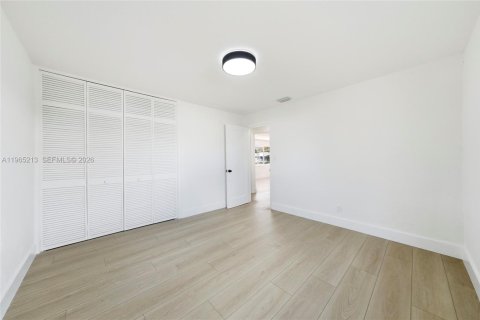 House in Hollywood, Florida 2 bedrooms, 84.45 sq.m. № 2027136 - photo 18