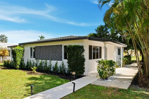 House in Hollywood, Florida 2 bedrooms, 84.45 sq.m. № 2027136 - photo 2