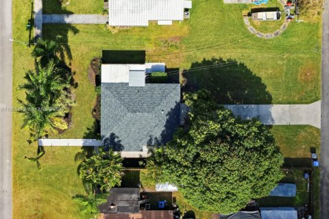 House in Hollywood, Florida 2 bedrooms, 84.45 sq.m. № 2027136 - photo 9