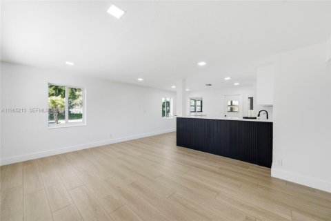 House in Hollywood, Florida 2 bedrooms, 84.45 sq.m. № 2027136 - photo 14