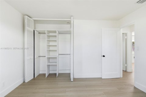 House in Hollywood, Florida 2 bedrooms, 84.45 sq.m. № 2027136 - photo 19