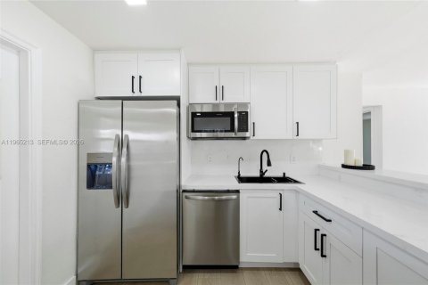 House in Hollywood, Florida 2 bedrooms, 84.45 sq.m. № 2027136 - photo 4