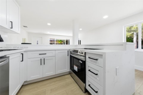 House in Hollywood, Florida 2 bedrooms, 84.45 sq.m. № 2027136 - photo 5