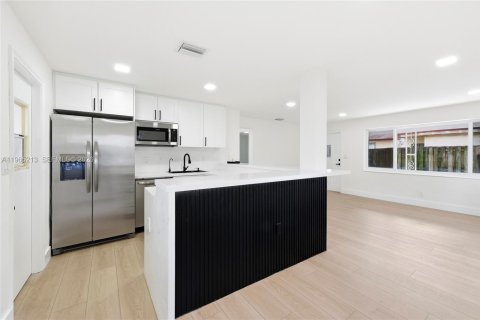 House in Hollywood, Florida 2 bedrooms, 84.45 sq.m. № 2027136 - photo 3