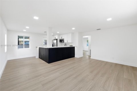 House in Hollywood, Florida 2 bedrooms, 84.45 sq.m. № 2027136 - photo 15