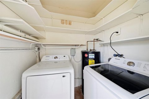 House in Hollywood, Florida 2 bedrooms, 84.45 sq.m. № 2027136 - photo 25