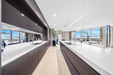 Copropriété à vendre à Miami, Floride: 5 chambres, 307.69 m2 № 2015688 - photo 12