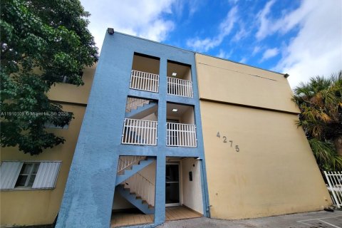 Copropriété à louer à Miami, Floride: 1 chambre, 51.1 m2 № 1966386 - photo 1