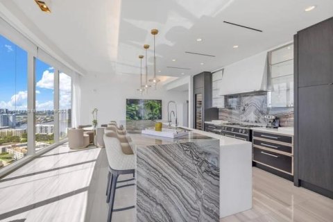 Condominio en venta en Sunny Isles Beach, Florida, 5 dormitorios, 353.31 m2 № 1970666 - foto 14