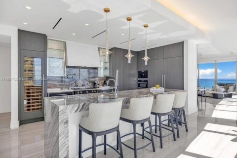 Condominio en venta en Sunny Isles Beach, Florida, 5 dormitorios, 353.31 m2 № 1970666 - foto 11