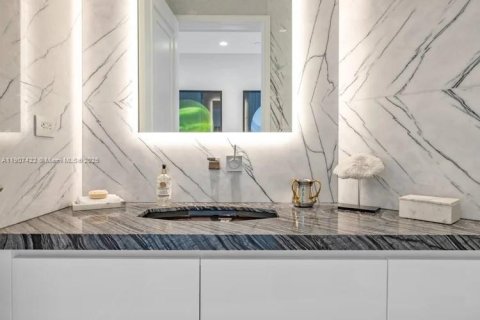 Condominio en venta en Sunny Isles Beach, Florida, 5 dormitorios, 353.31 m2 № 1970666 - foto 26