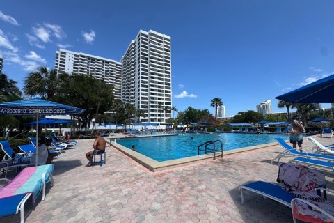 Condominio en venta en Hallandale Beach, Florida, 1 dormitorio, 88.26 m2 № 2090639 - foto 22