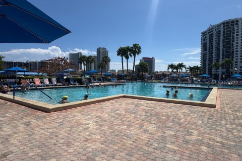 Condominio en venta en Hallandale Beach, Florida, 1 dormitorio, 88.26 m2 № 2090639 - foto 24