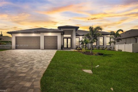 House in Cape Coral, Florida 4 bedrooms, 238.48 sq.m. № 2003160