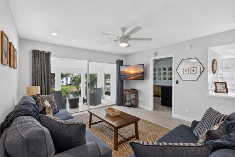 Condo in Sarasota, Florida, 2 bedrooms  № 2347807 - photo 7