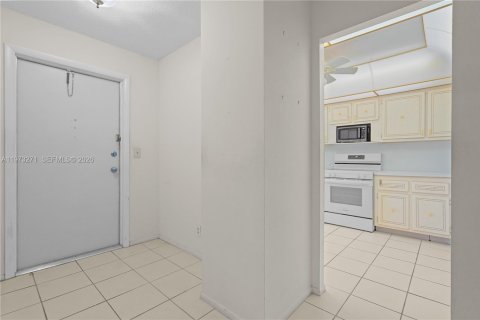 Condo in Hallandale Beach, Florida, 2 bedrooms № 2038764 - photo 6