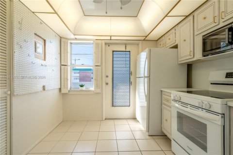 Condo in Hallandale Beach, Florida, 2 bedrooms № 2038764 - photo 17