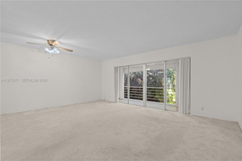 Condo in Hallandale Beach, Florida, 2 bedrooms № 2038764 - photo 9