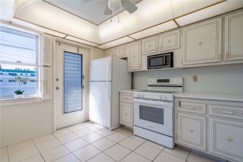 Condo in Hallandale Beach, Florida, 2 bedrooms № 2038764 - photo 16