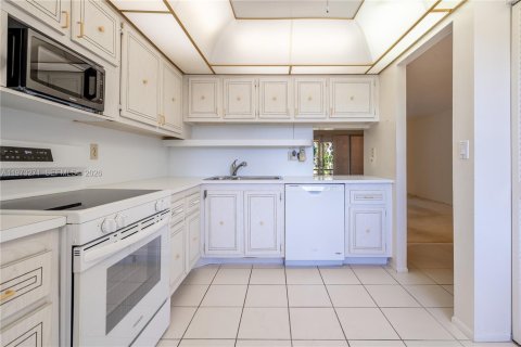 Condo in Hallandale Beach, Florida, 2 bedrooms № 2038764 - photo 13