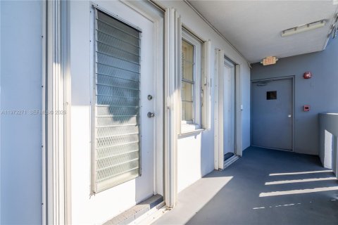 Condo in Hallandale Beach, Florida, 2 bedrooms № 2038764 - photo 3
