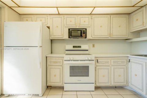 Condo in Hallandale Beach, Florida, 2 bedrooms № 2038764 - photo 15