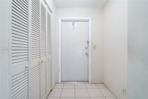 Condo in Hallandale Beach, Florida, 2 bedrooms № 2038764 - photo 5
