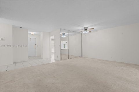 Condo in Hallandale Beach, Florida, 2 bedrooms № 2038764 - photo 10