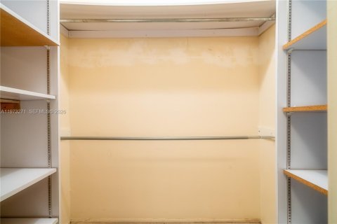 Condo in Hallandale Beach, Florida, 2 bedrooms № 2038764 - photo 27