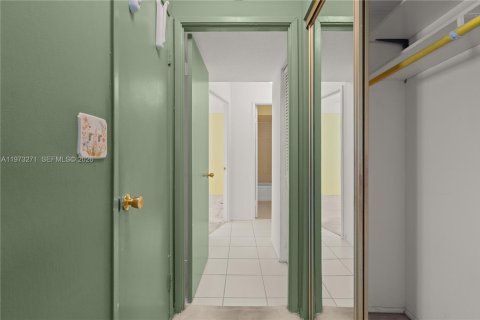 Condo in Hallandale Beach, Florida, 2 bedrooms № 2038764 - photo 25