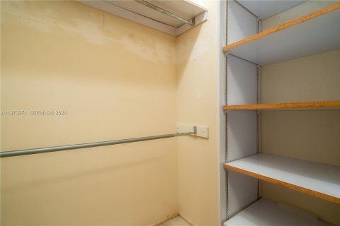 Condo in Hallandale Beach, Florida, 2 bedrooms № 2038764 - photo 26