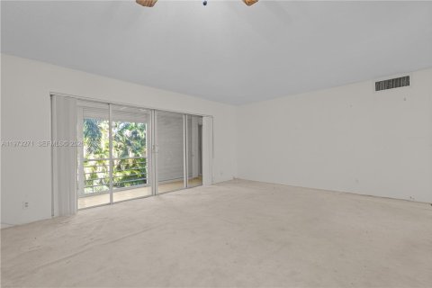 Condo in Hallandale Beach, Florida, 2 bedrooms № 2038764 - photo 12