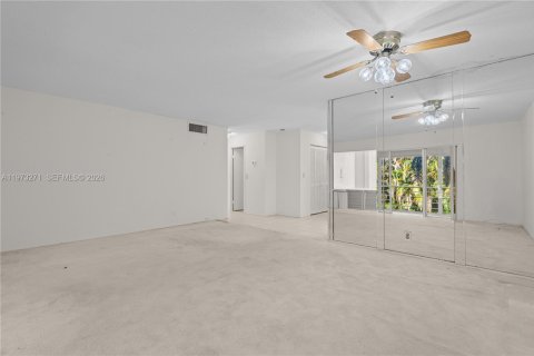 Condo in Hallandale Beach, Florida, 2 bedrooms № 2038764 - photo 11