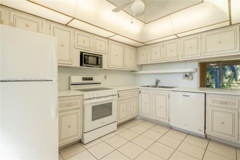 Condo in Hallandale Beach, Florida, 2 bedrooms № 2038764 - photo 14