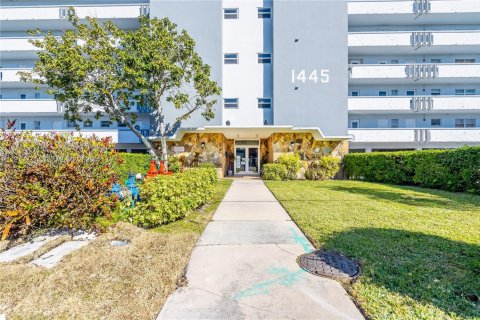 Condo in Hallandale Beach, Florida, 2 bedrooms № 2038764 - photo 2