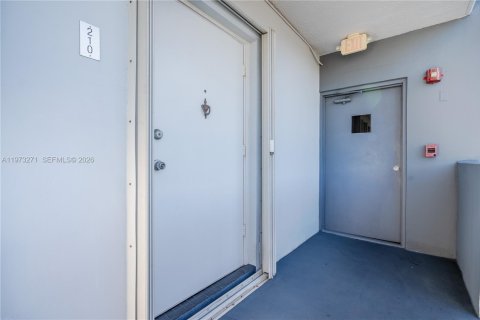 Condo in Hallandale Beach, Florida, 2 bedrooms № 2038764 - photo 4