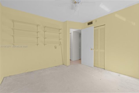 Condo in Hallandale Beach, Florida, 2 bedrooms № 2038764 - photo 30